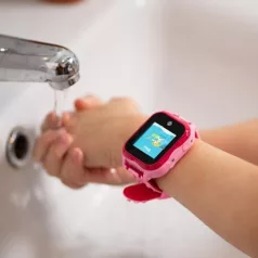   Forever KW-300 vízálló IP67 gyerek Bluetoothos okosóra GPS / Wifi nyomonkövetéssel, SOS segélyhívással pink